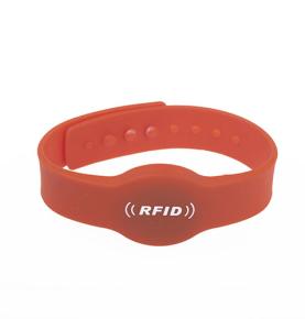 RFID silikoninen kohokuvioitu solkiranneke